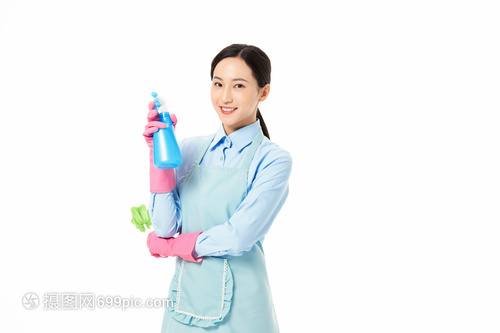 家政服務(wù)女性手拿噴壺和長柄清潔刷