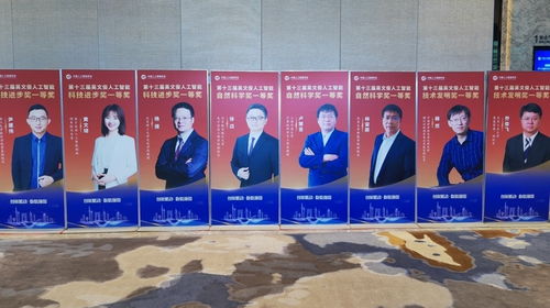 國產大形機器人邁向實用化 進工廠貼車標，入家庭疊衣服，全國首開專項賽推動家政服務革新